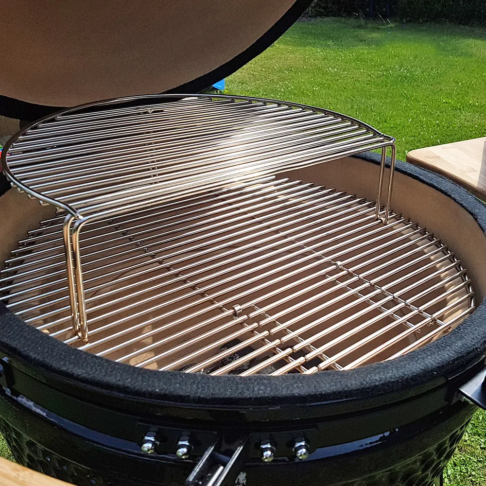 Zweistufiger Edelstahlrost im geöffneten Kamado-Grill