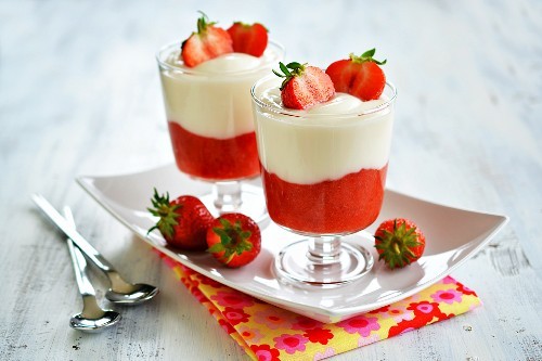 12_StockFood_Dessert-aus-Erdbeermus-und-Joghurt-vegetarisch