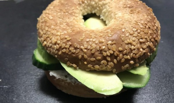 avocado-quark-bagel-fitnessrezept
