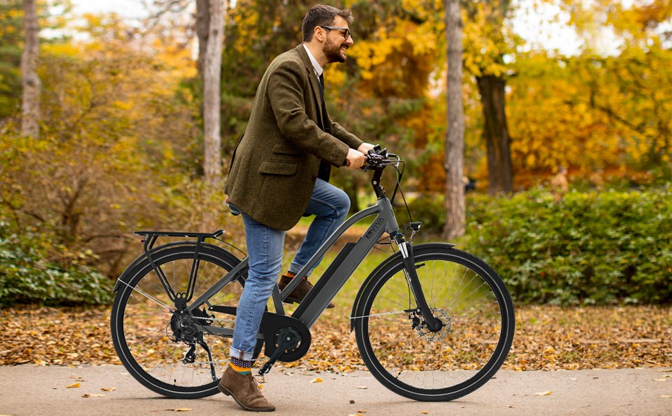 Fahrer auf dem AsVIVA B15 City E-Bike 28 Zoll in Grau