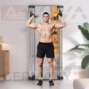Krafttraining an der platzsparend wandmontierten AsVIVA Kraftstation MG9 Dual