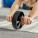 Nahaufnahme eines Mannes beim Bauchtraining mit dem AsVIVA Bauchroller Fit AW1 auf einer Matte