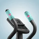 In den Griffen integrierte Handpulssensoren des AsVIVA Crosstrainers C29 Step zur Pulskontrolle