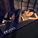 Frau beim Bauchmuskeltraining auf der AsVIVA Bodenschutzmatte UM1 im Fitnessstudio