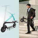 Der zusammengeklappte AsVIVA ES01 E-Scooter lässt sich bequem tragen und verstauen