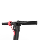 Nahaufnahme des Lenkers mit roter Klappverriegelung und ergonomischen Griffen des AsVIVA ES01